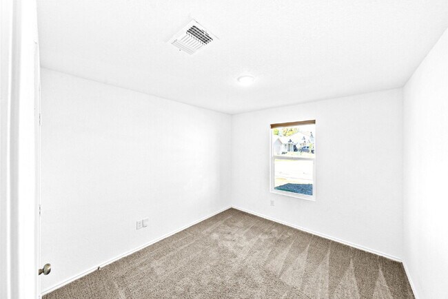 Building Photo - Charming 3-Bedroom Haven with 2 Full Baths