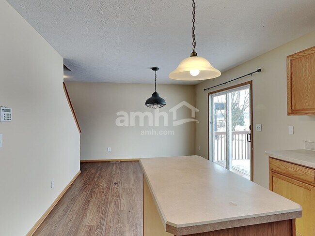 Building Photo - 69 Hutchison St