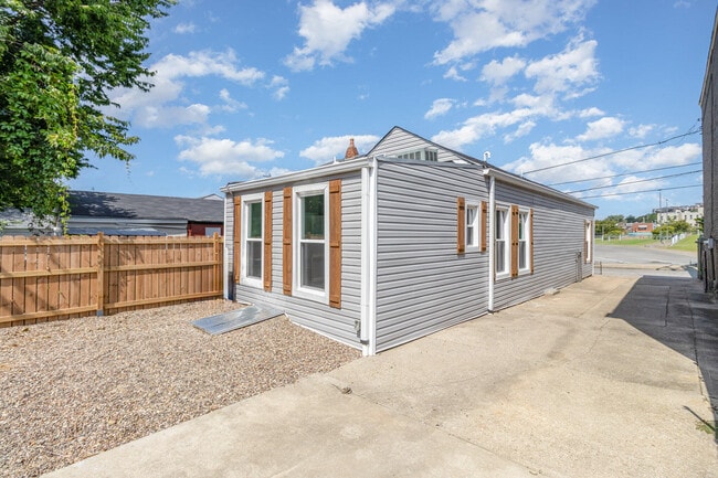 Building Photo - 1026 Orchard St