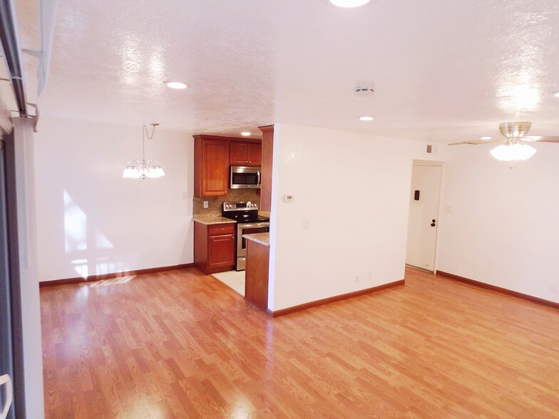 Large Livingroom/Diningroom - 181 Del Medio Ave