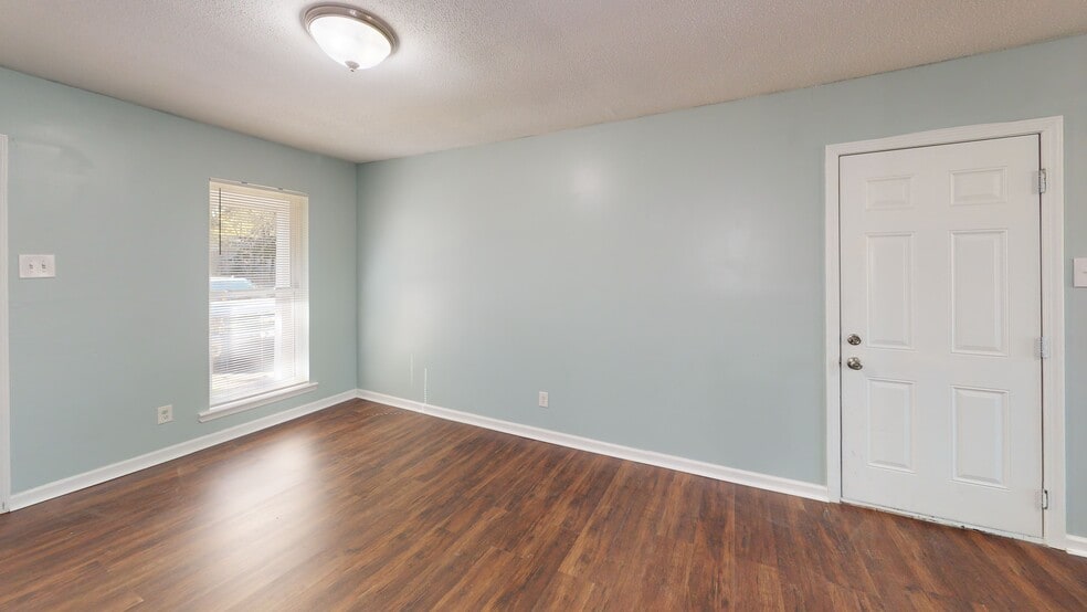 Building Photo - 3050 Briarwood Dr