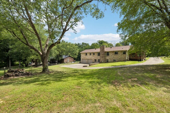 Building Photo - Pet Friendly Four Bedroom with Basement!