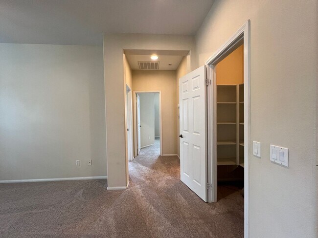 Building Photo - Spacious Townhome in Ventura!
