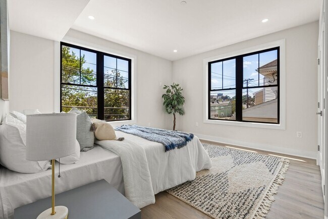 Building Photo - 260 Elm St