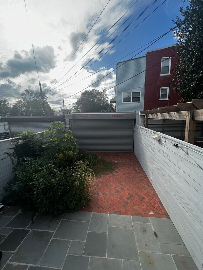 Building Photo - Lavish 5 BR/4 BA Townhome in Petworth!