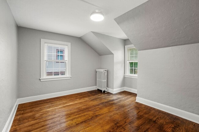 Building Photo - Rare Kenwood Townhome, Across from Campus