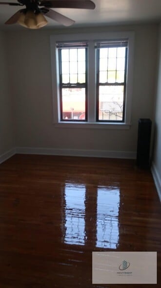 Building Photo - 5037 W Montrose Ave