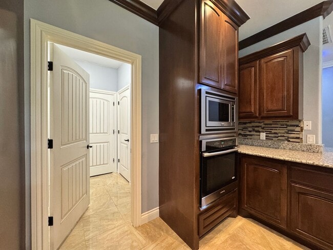 Building Photo - Spacious 3 Bedroom 2.5 Bath Home Near Okla...