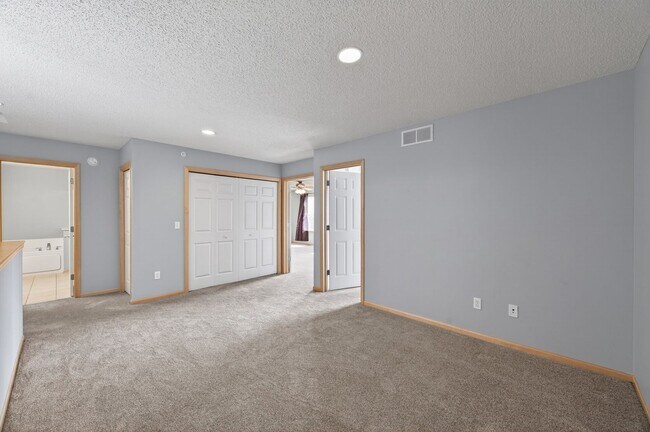 Building Photo - The Lakes Townhome