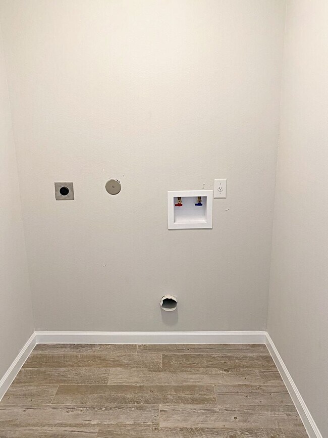 Building Photo - 380 Bower Rd