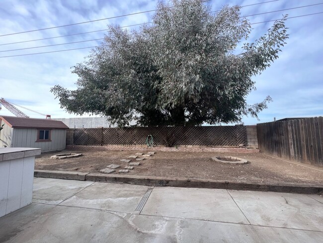 Building Photo - LOCATION, WEST SIDE HEMET! GARDENER INCLUDED