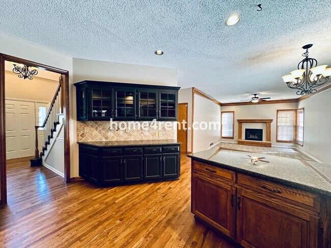 Building Photo - Beautiful, Spacious Home w/ Open Floor Pla...