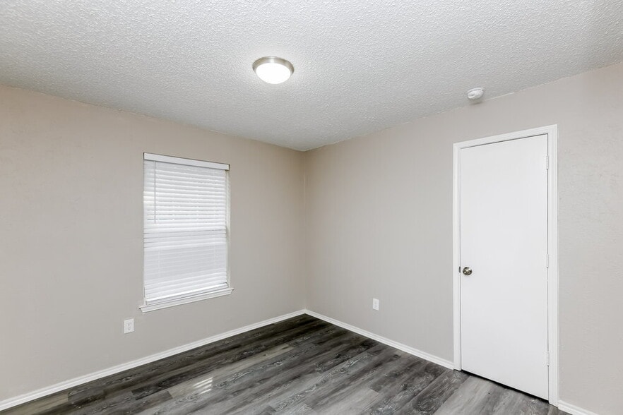 Building Photo - 2321 Oakside Dr