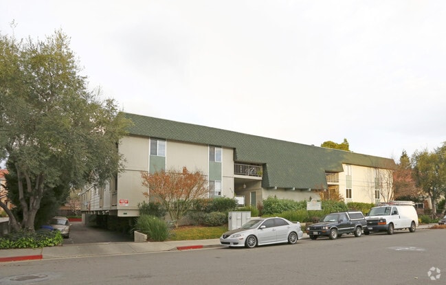 Primary Photo - Greentree Apartments