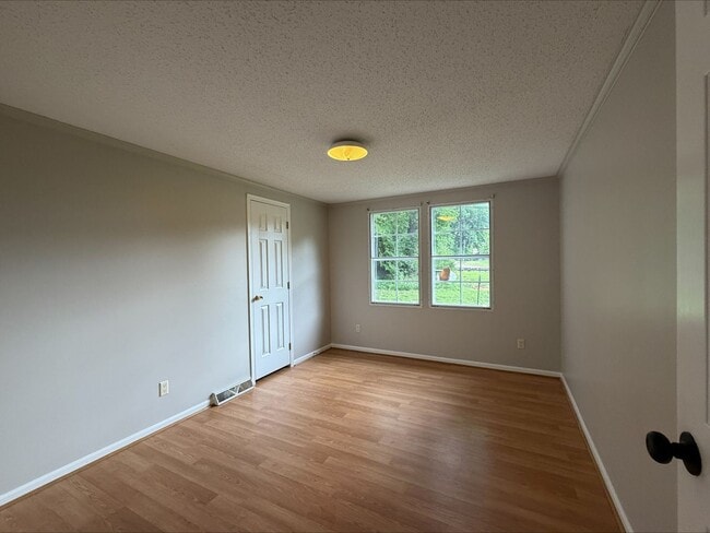 Building Photo - 3 Bed/2 Bath Home on large lot