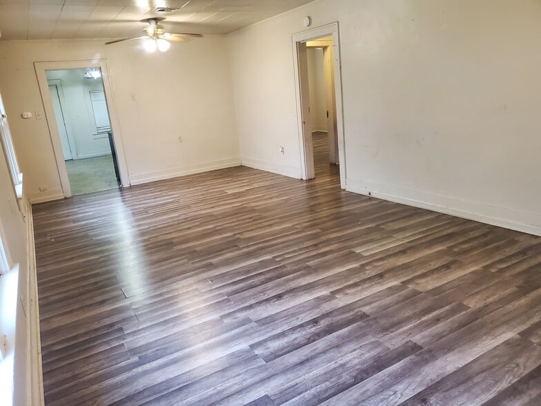 Dining room - 222 W Murrill St