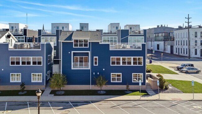 Building Photo - 412 W Shoreline Dr