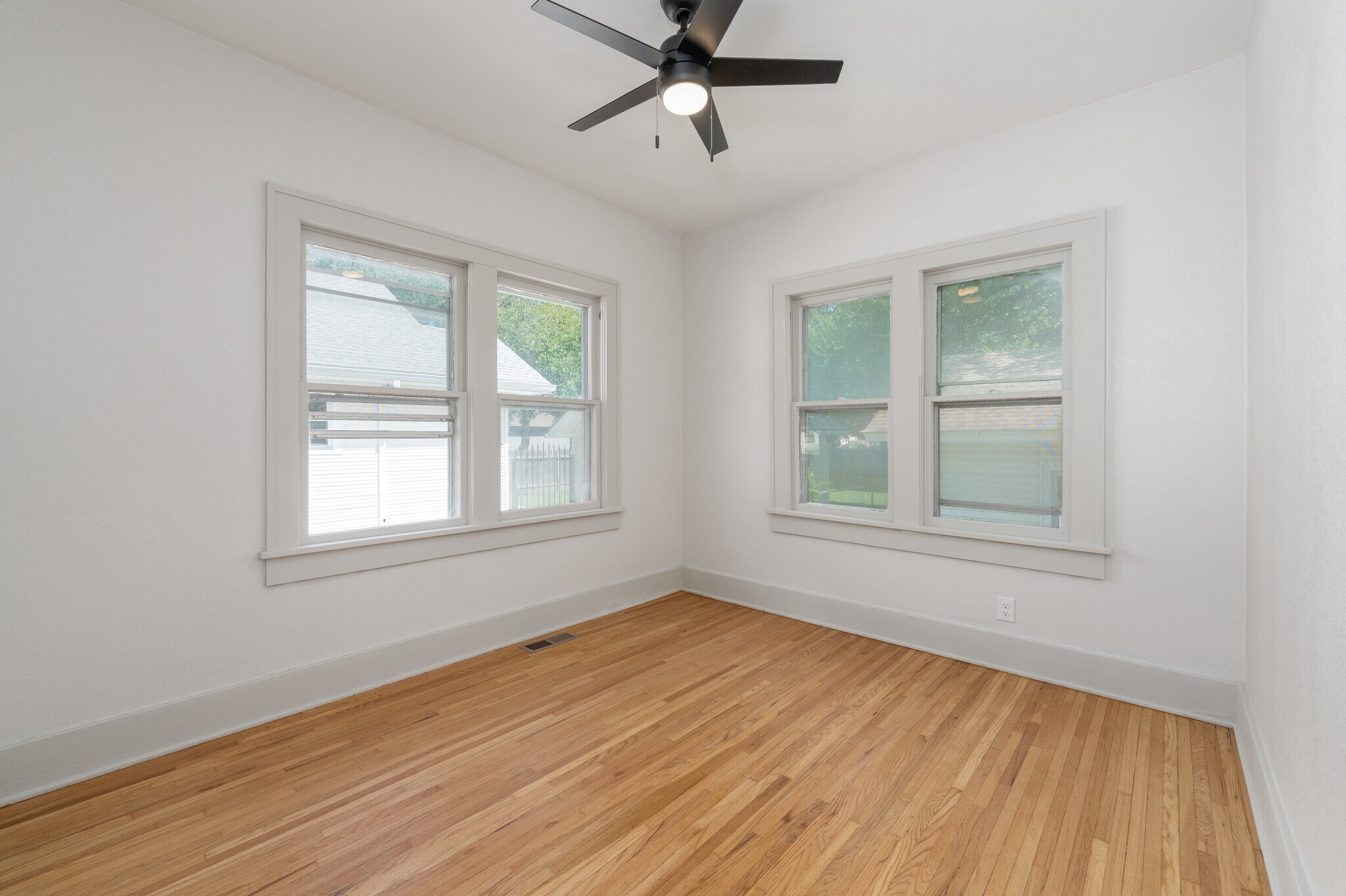 Building Photo - 156 S Estelle St