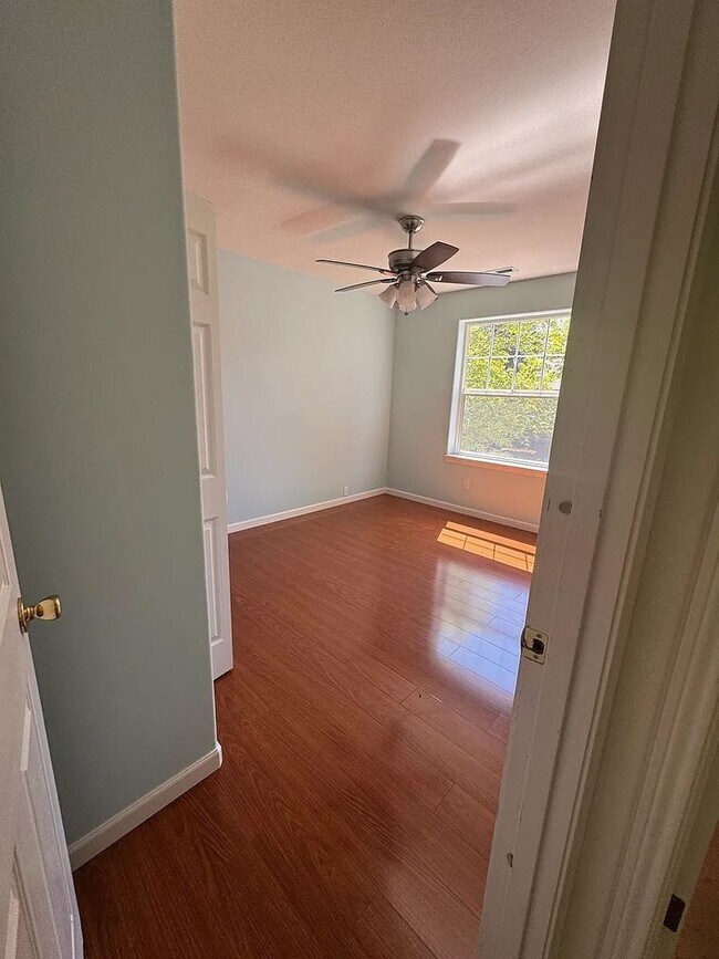 Building Photo - Hillsboro Living at Its Best 3bed/ 2.5 Bat...