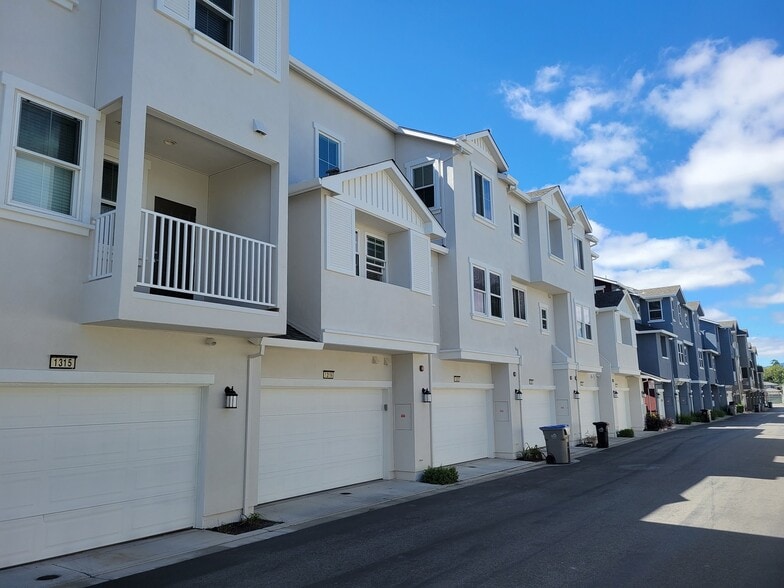 Building Photo - 1319 De Altura Common
