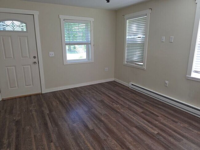 Building Photo - 3 bedroom home Eau Claire