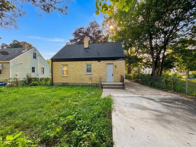 Building Photo - 1619 Evergreen St