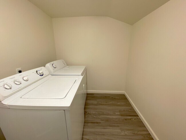 Building Photo - Lovely 3 Bedroom, 2 Bath House - Washer/Dryer, Dishwasher, Long Driveway, Fenced Backyard