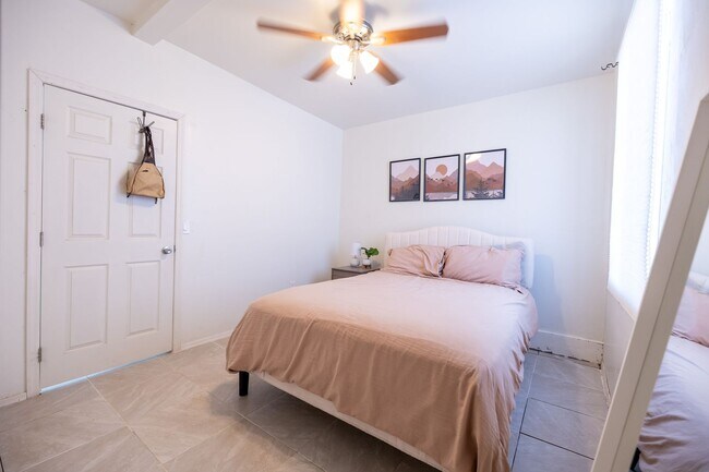 Building Photo - Tour this Private Marana Casita Today! Uni...