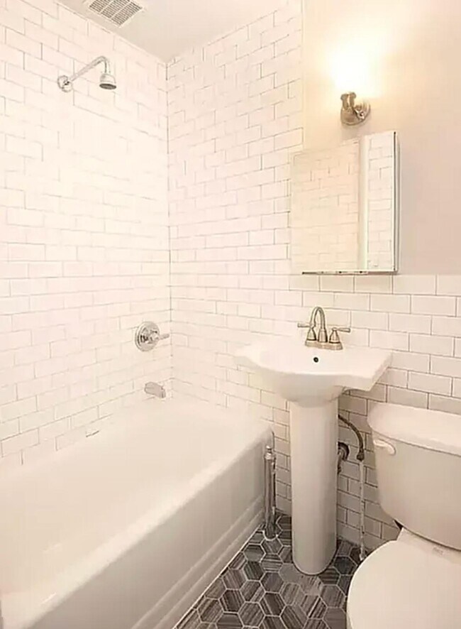 Building Photo - 1 Bedroom in Prospect Heights/Park Slope Area!