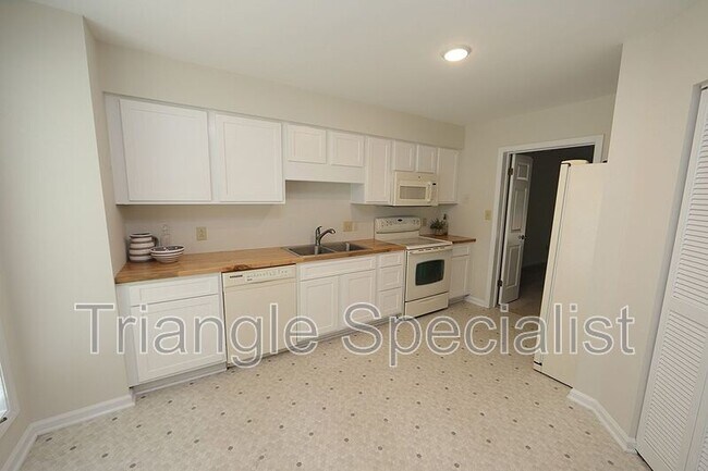 Building Photo - 112 Mossbark Ln