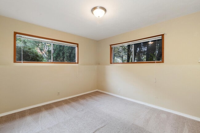 Building Photo - Spacious 5-Bed Home on XL Private Lot!