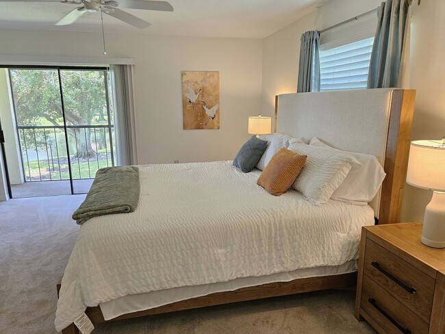 Building Photo - Seasonal Short-Term 2 Bedroom 2 Bathroom 2nd Floor Condo in Estancias of Capri Isles!