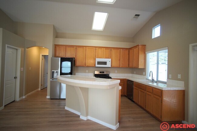 Building Photo - MOVE IN SPECIAL!!! $750 OFF FIRST MONTHS R...