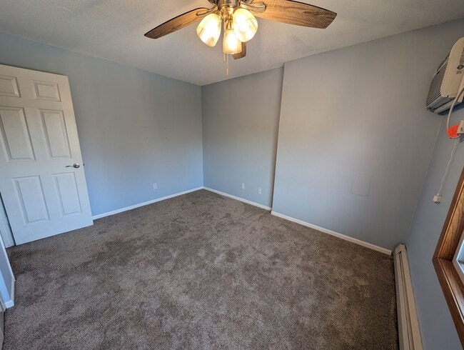 Building Photo - Updated 2bd/1ba Condo w/ Pool & Heated Par...