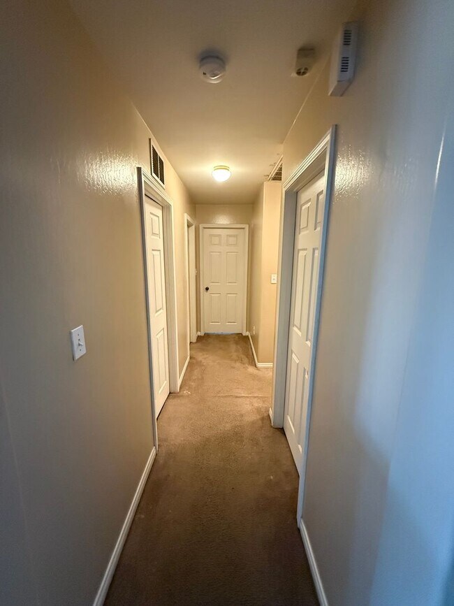 Building Photo - Spacious 3-Bedroom, 2-Bathroom Home in Sou...