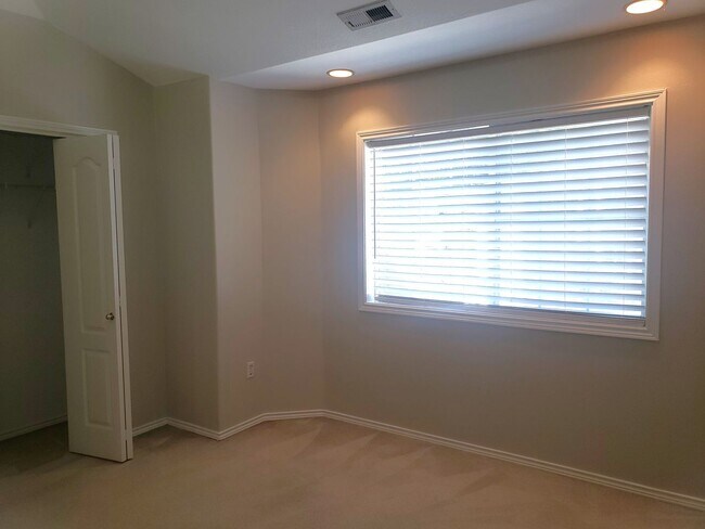 Building Photo - Large 3-bed Townhouse in Terwilliger South