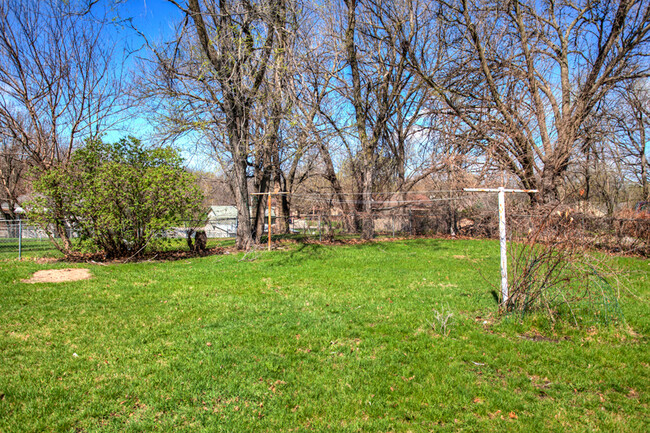 Building Photo - 4 Bedroom home fully fenced in back yard!