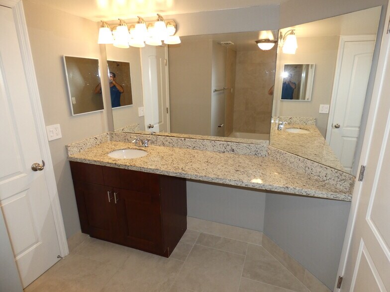 Building Photo - 2851 N Oakland Forest Dr