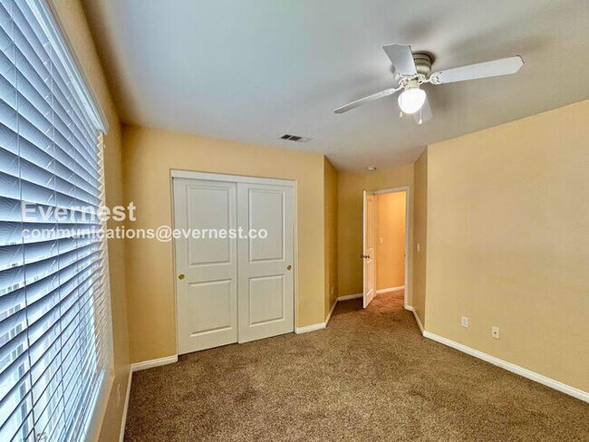 Building Photo - 5 Bed/3.5 Bath Home with Garage / Vouchers Accepted / Available Now!