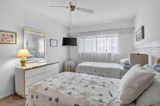 Building Photo - 2860 SW 22nd Ave