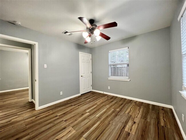 Building Photo - 408 Radam Ln