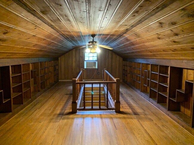 Building Photo - Lovely home in the Haymount Area - Available 4/15/2026