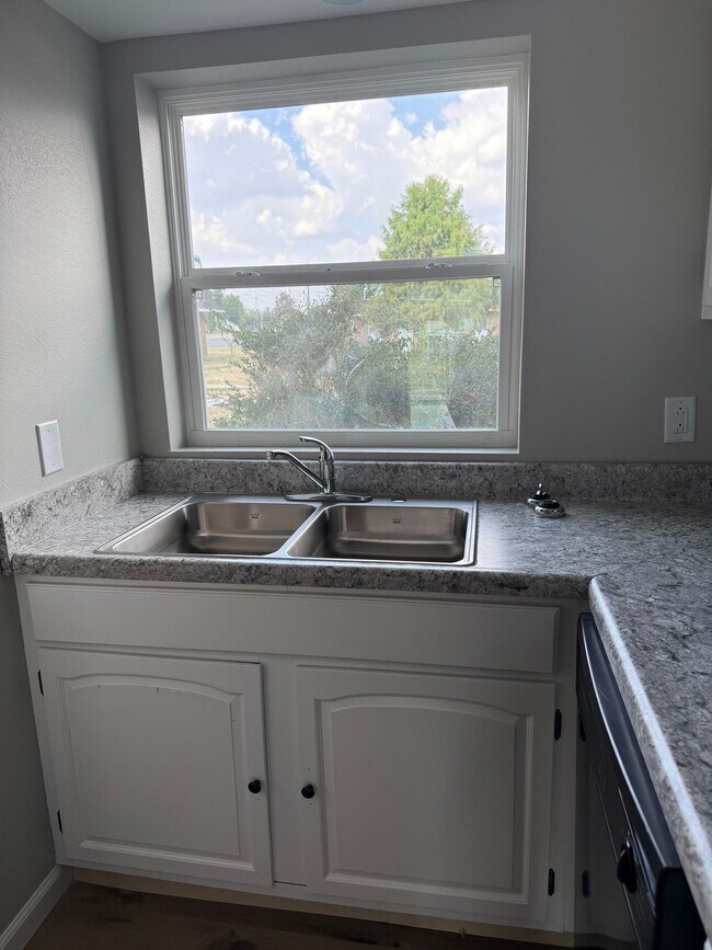 Building Photo - Newly Updated 1 Bedroom, 1 Bathroom Apartment! Close to Pool!