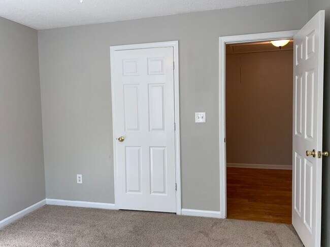 Building Photo - Wow! Northgate district! 3 bed, 2 bath, ranch style home, hardwood flooring, must see!