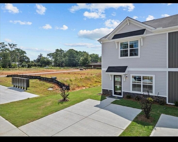 Building Photo - 109 Lowland Dr