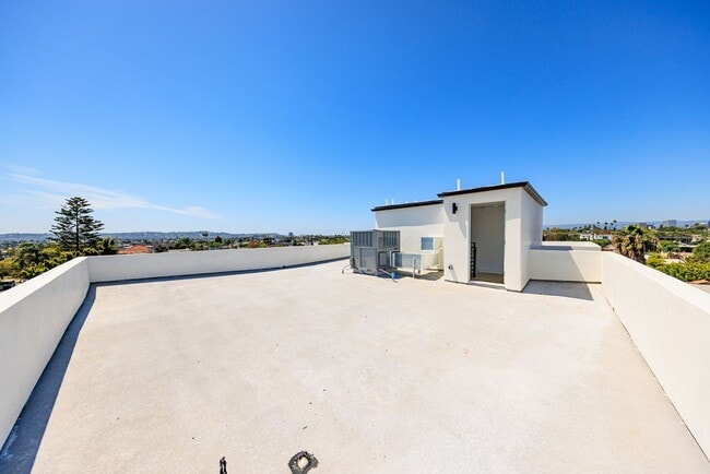 Building Photo - 1259 S Longwood Ave