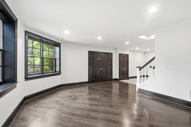 Building Photo - 678 Canterbury Dr