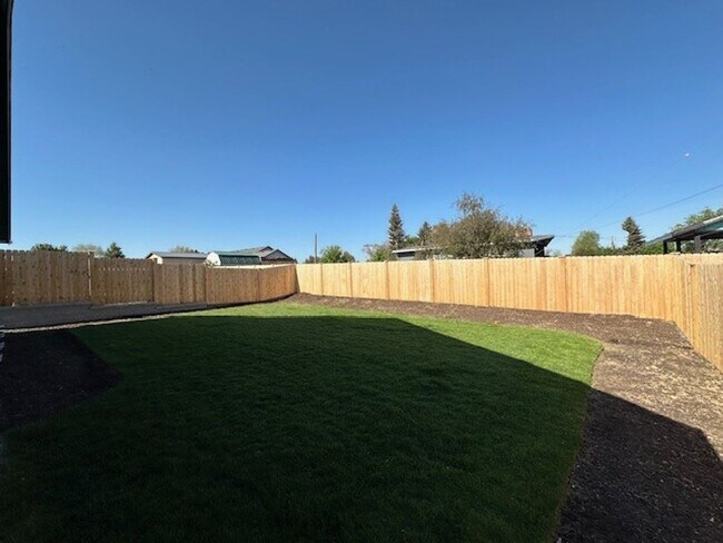 Building Photo - MOVE IN SPECIAL - Beautiful Newer 3 Bedroom / 2 Bath Home in NE Madras
