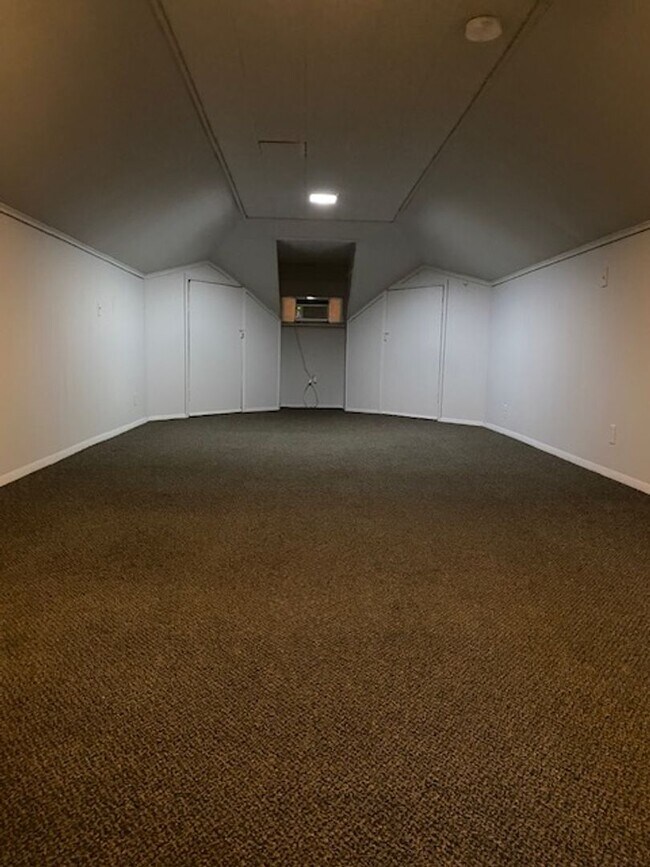 Building Photo - Student Rental next to WCU Campus | 3 Bed Single Family Home w/ Covered Front Porch, Yard & Basem...