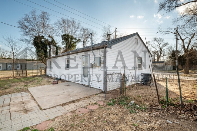 Building Photo - 110 N Doris St